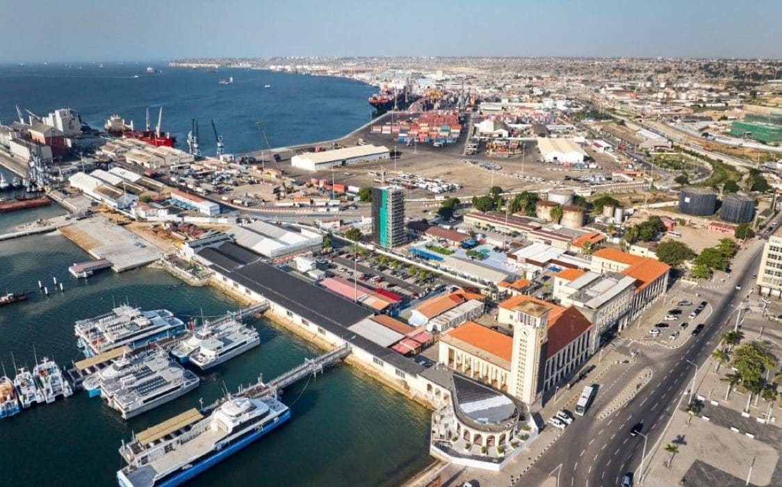 Luanda vista do Porto Comercial de Luanda.